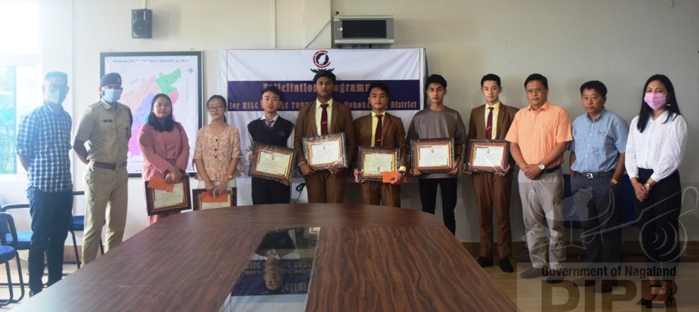 Officers’ Club, Mokokchung (OCM) organized a felicitation programme for HSLC and HSSLC Toppers (2020 & 2021) at the Conference Hall of ADC (Planning) Mokokchung today August 5. (DIPR Photo) 